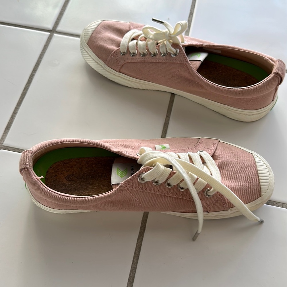 Cariuma Rose /lite pink low  women’s  canvas shoes worn once